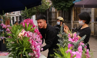 Giá hoa tăng vọt trước ngày 8/3, chủ hàng thuê thêm người chốt đơn online