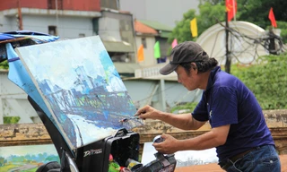 Mong muốn giản dị của họa sĩ nghèo bán tranh trên cầu Long Biên