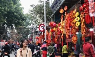 Người dân chen chân ở phố Hàng Mã sắm Tết