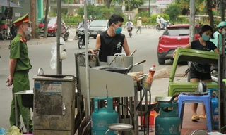 Bất chấp lệnh cấm, hàng quán vỉa hè vẫn ngang nhiên hoạt động