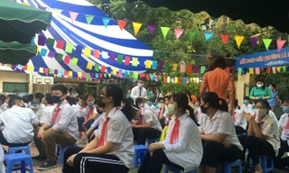 Lễ khai giảng ở ngôi trường học sinh hát Quốc ca bằng tay