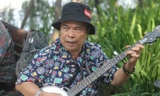 Nghệ sĩ banjo Phùng Trung Việt sinh ngày 2/9/1945. Cha ông là nhạc công của một ban nhạc Việt thời Pháp thuộc nên từ nhỏ ông đã được tiếp xúc với âm nhạc.