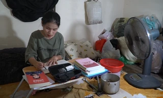 Sinh viên Hà thành chống chọi nắng nóng: Lau chiếu hàng chục lần, ngồi kín cửa hàng tiện lợi