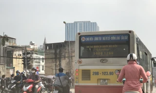 Những ‘con đường đau khổ’ đầy khói bụi ở Hà Nội