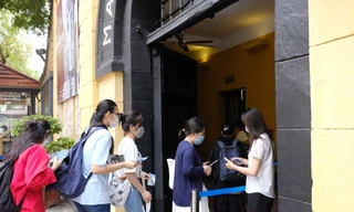 Tour đêm thăm nhà tù Hỏa Lò thu hút nhiều bạn trẻ 