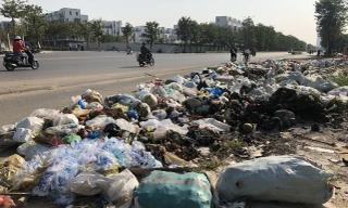 Hàng loạt 'bãi rác' tự phát gây ô nhiễm đường phố Hà Nội