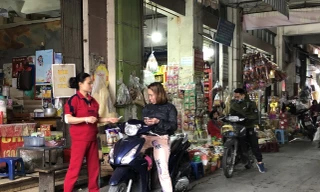 Ảnh người dân không đeo khẩu trang tại chợ Đồng Xuân