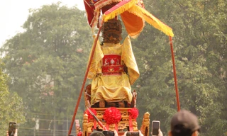 Đặc sắc tục chui kiệu cầu bình an ở lễ rước kiệu Thánh hồi đình giữa Thủ đô