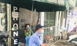 Nhịp sống trong ngõ trên phố Trương Định đang bị phong tỏa