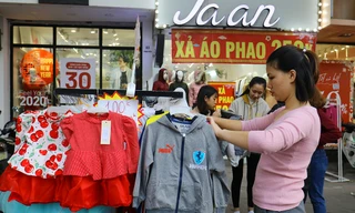 Sinh viên nườm nượp sắm đồ giảm giá cuối năm
