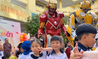 Người Sắt, Bumblebee theo chân tween đến trường dự lễ khai giảng chào năm học mới