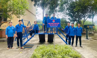 Tuổi trẻ Lào Cai trao tặng mô hình sân chơi thiếu nhi, góp phần kiến thiết quê hương