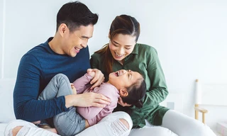 Nếu ba mẹ lỡ không may chệch đường đi lạc xa mình, hãy chỉ dẫn, hãy kéo tay ba mẹ với nhé!