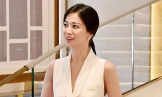 Giới stylist hé lộ bí quyết "hack dáng" của Song Hye Kyo: Chọn trang phục có cổ áo chữ V