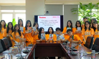 Các thành viên CNN Zoom THPT chuyên Ngoại ngữ khám phá tòa soạn báo Tiền Phong