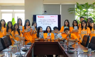 Các thành viên CNN Zoom THPT chuyên Ngoại ngữ khám phá tòa soạn báo Tiền Phong