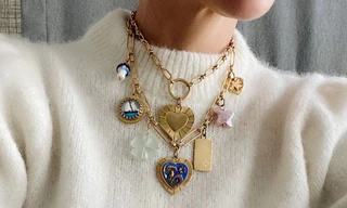 Vòng cổ đính charm, choker ngọc trai chiếm lĩnh bản đồ xu hướng phụ kiện