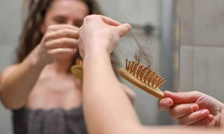 Cứ đổ tại dầu gội nhưng đây mới là nguyên do gây rụng tóc phổ biến mà ít ai để ý