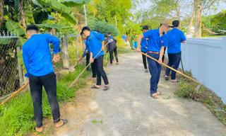 Thanh niên chung tay làm sạch đường làng ngõ xóm, xây dựng đô thị văn minh