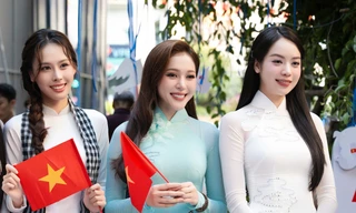 Hoa hậu Thanh Thủy, Á hậu Ngọc Hằng tặng cờ, bưu thiếp cho du khách quốc tế