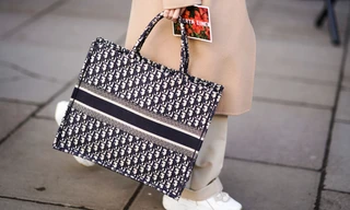 Chiếc túi tote khiêm tốn lại trở thành mặt hàng chiến lược của nhiều thương hiệu