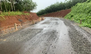 Đường trăm tỷ chưa làm xong đã hỏng, lỗi tại... ông trời