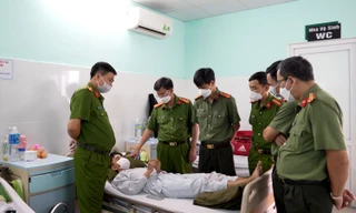 Cảnh sát cơ động bị nhóm quái xế dùng súng bắn bị thương