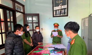 Cơ quan CSĐT đọc lệnh bắt giữ Hồ Quang Thi (áo đen, hàng giữa)