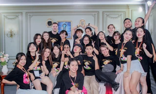 'Alice' khuấy động phố đi bộ hồ Gươm