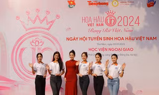 Hoa hậu Đỗ Thị Hà khoe sắc đỏ rạng rỡ bên cạnh dàn ứng viên tại Học viện Ngoại giao