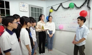 Vẻ đẹp của người thầy giáo công nhân Hoàng Trọng Khánh 13 năm dạy học miễn phí cho trẻ em nghèo 