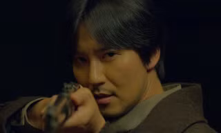 Vừa tỏa sáng làm 'Kẻ giám hộ', Kim Nam Gil lập tức 'thoát xác' với hình ảnh 'người anh hùng nô lệ'