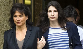 Cựu Tổng giám đốc IMF gửi nụ hôn gió về phía vợ