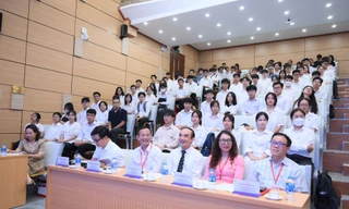 Hiệu trưởng Trường ĐH Y Hà Nội nhắn nhủ thủ khoa, sinh viên xuất sắc