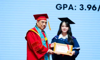 Nữ sinh cùng lúc tốt nghiệp 2 bằng đại học xuất sắc Trường Đại học Ngoại thương