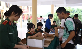 Tân sinh viên Học viện Kĩ thuật Quân sự vượt bão nhập học