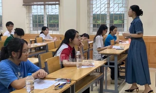 Gần 5.400 thí sinh đội mưa tranh suất vào Trường THPT chuyên Đại học Sư phạm Hà Nội