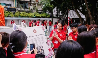 'Lẵng hoa' đặc biệt trong lễ khai giảng trường Đại học Ngoại thương