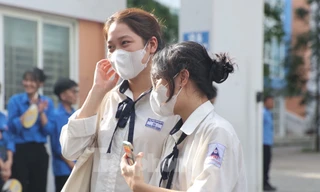 Thi tốt nghiệp THPT năm 2024: Lấp lánh nụ cười ngoài trường thi