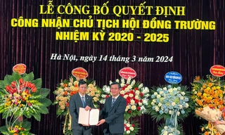 Trao quyết định bổ nhiệm Chủ tịch Hội đồng trường Trường Đại học Sư phạm Hà Nội cho PGS Nguyễn Văn Hiền