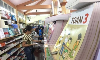 Giá sách giáo khoa tăng: Vì sao có môn học cần tới 11 đầu sách?