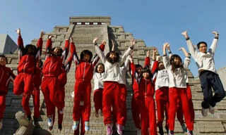 Ăn mừng vì thoát ‘ngày tận thế’