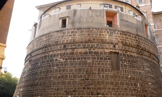 Quan chức Vatican bị bắt vì nghi tham nhũng