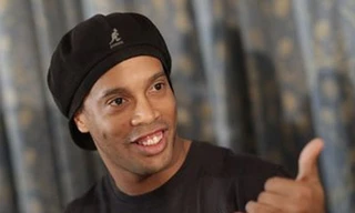 Ronaldinho suýt bị ăn đòn hội đồng