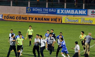 Trọng tài… chạy, hay chuyên nghiệp kiểu Việt Nam