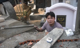 Kiếm tiền tiêu tết ở nghĩa trang