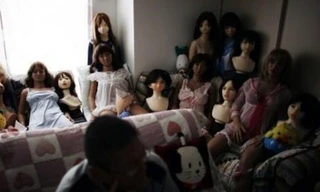 Người đàn ông ngủ với 40 búp bê tình dục