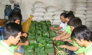 Gói bánh chưng Tết tại một cơ sở