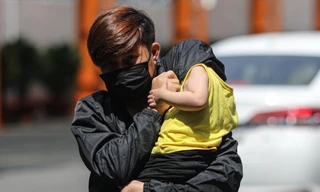 Mệt mỏi, đổ bệnh vì nắng gắt ở TP.HCM: 'Chưa năm nào nóng như thế'