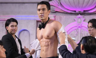 Thí sinh nam vương lột áo khi trình diễn gây tranh cãi 